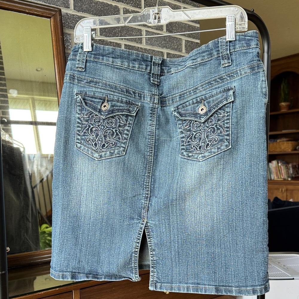 Knee length Classic Blue Denim Skirt, super comfy size 8 - Picture 4 of 6